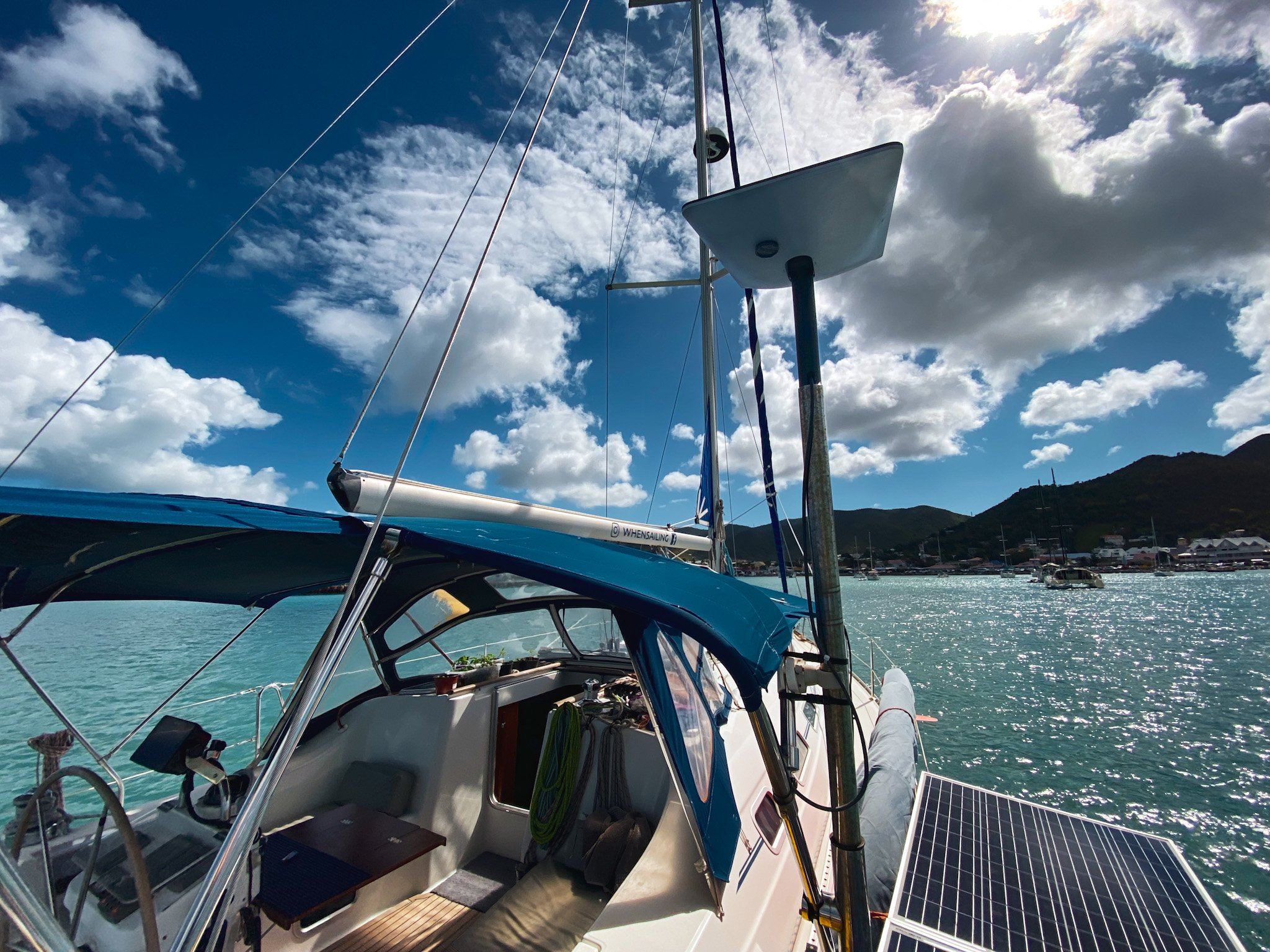 Đĩa thu tín hiệu Starlink lắp đặt trên thuyền buồm