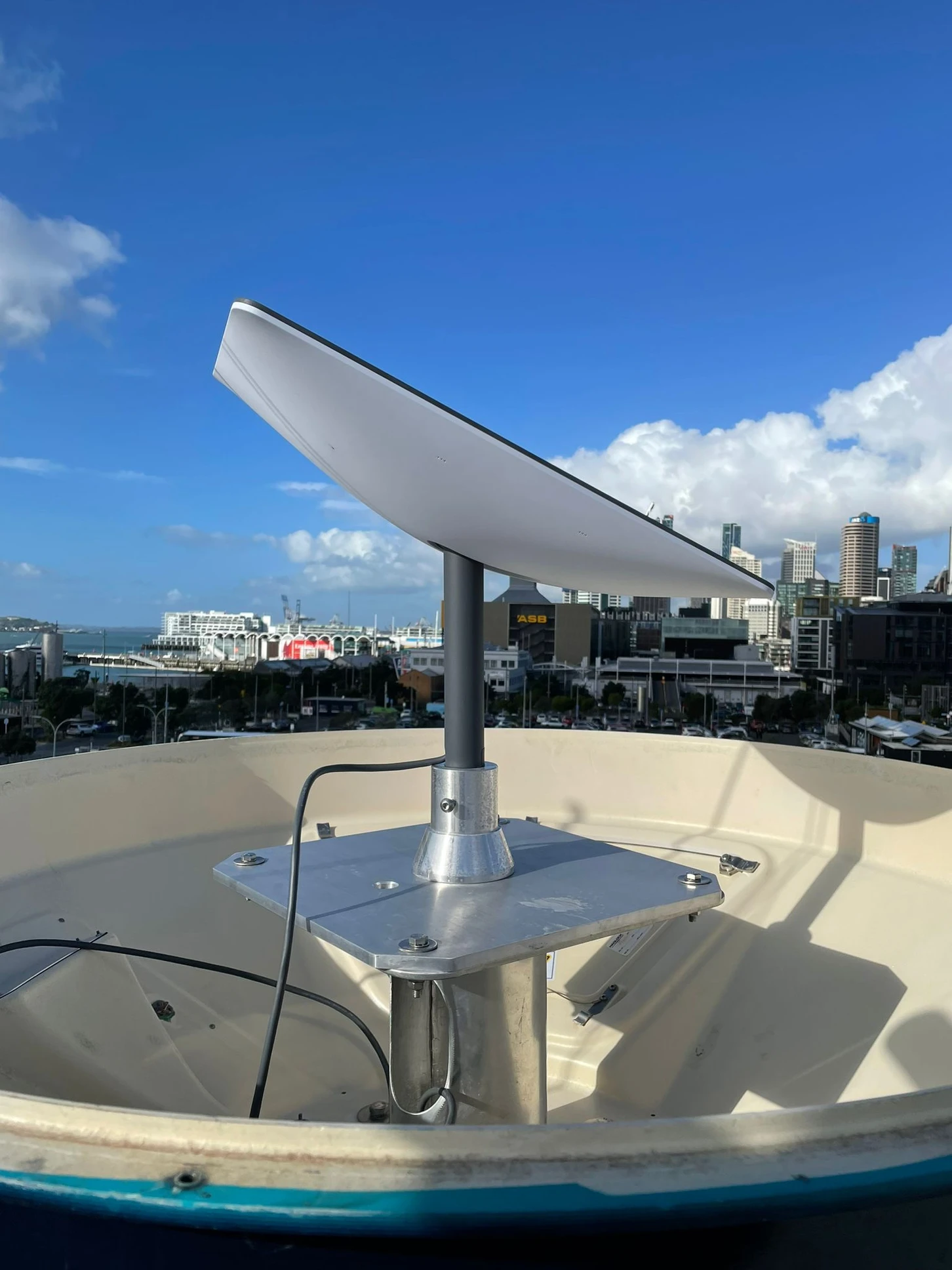 Thiết bị Starlink Maritime lắp đặt trên tàu